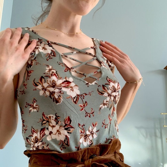 Floral printed cut out tank top - Picture 3 of 5